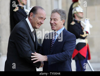 Visiter le Premier ministre britannique Tony Blair est accueilli par le président français sortant Jacques Chirac (L) à l'Elysée à Paris, le 11 mai 2007. Blair est rencontre avec Chirac avant de longs entretiens avec le nouveau président Nicolas Sarkozy. (Photo d'UPI/Eco Clement) Banque D'Images