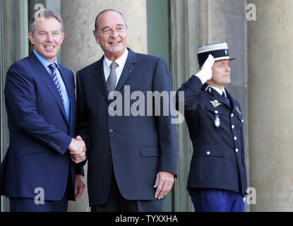 Visiter le Premier ministre britannique Tony Blair est accueilli par le président français sortant Jacques Chirac (L) à l'Elysée à Paris, le 11 mai 2007. Blair est rencontre avec Chirac avant de longs entretiens avec le nouveau président Nicolas Sarkozy. (Photo d'UPI/Eco Clement) Banque D'Images