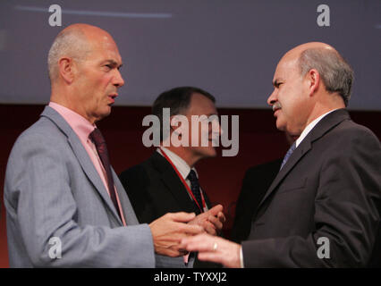 Directeur général de l'Organisation mondiale du commerce Pascal Lamy (L) s'entretient avec le ministre de l'Économie mexicain Eduardo Sojo Garza-Aldape lors d'un panel sur les défis futurs pour le système commercial multilatéral dans le cadre de ces deux journées de Forum de l'OCDE 2007 à Paris, le 15 mai 2007. En arrière-plan est ministre néo-zélandais du commerce Phil Goff. L'expansion de l'OCDE se mettre à prendre racine cette semaine, avec la Russie et le Brésil vu comme candidats probables. (Photo d'UPI/Eco Clement) Banque D'Images