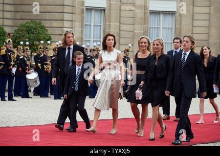 Nouveau président français Nicolas Sarkozy's family arrive à l'Elysée à Paris le 16 mai 2007. Nicolas Sarkozy a pris le pouvoir, le nouveau président de la France le mercredi, agitant ses adieux au chef sortant, Jacques Chirac, et promettant de se déplacer rapidement et de façon audacieuse pour équiper la nation à une nouvelle ère. De gauche à droite : son fils Jean Sarkozy, Cecilia Sarkozy, épouse du Président, qui tiennent la main de leur fils Louis, deuxième à gauche, et sa belle-fille Judith Martin, quatrième gauche, est l'étape-fille Jeanne-Marie et son fils Pierre. (Photo d'UPI/William Alix) Banque D'Images