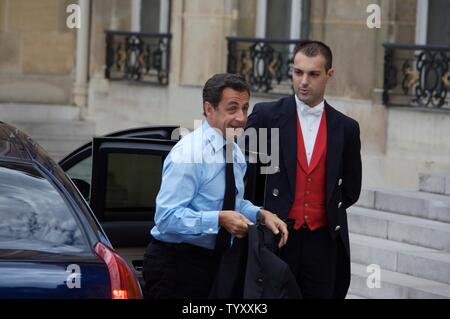 Le président français Nicolas Sarkozy arrive à l'Elysée pour assister à la première réunion hebdomadaire du cabinet de son gouvernement nouvellement formé à Paris le 18 mai 2007. (Photo d'UPI/William Alix) Banque D'Images