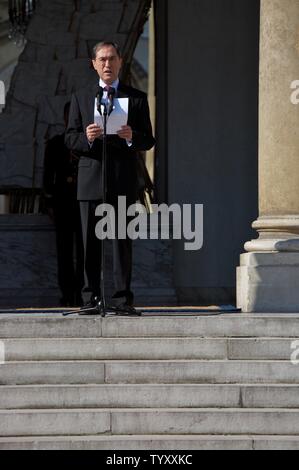 Le Secrétaire général de l'Elysée Claude Gueant annonce le nouveau gouvernement du Premier ministre français François Fillon, dans la cour de l'Elysée à Paris le 18 mai 2007. Fillon a dévoilé un ministre 15 cabinet équipe qui comprend 7 femmes. (Photo d'UPI/William Alix) Banque D'Images