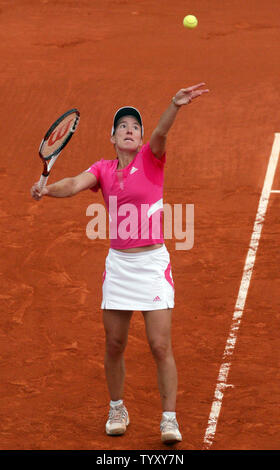 Première favorite Justine Henin de Belgique sert pendant son quart de finale match contre Serena Williams aux États-Unis à l'Open de France de Roland Garros à Paris le 5 juin 2007. Henin a gagné 6-4, 6-3. (Photo d'UPI/Eco Clement) Banque D'Images