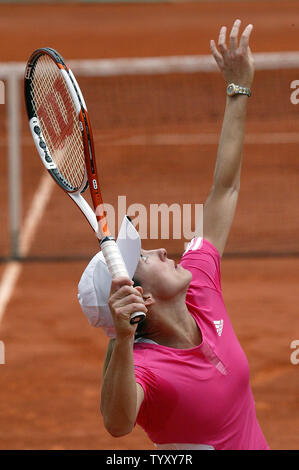 Première favorite Justine Henin de Belgique sert pendant son quart de finale match contre Serena Williams aux États-Unis à l'Open de France de Roland Garros à Paris le 5 juin 2007. Henin a gagné 6-4, 6-3. (Photo d'UPI/Eco Clement) Banque D'Images