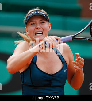 Le russe Maria Sharapova frappe un coup droit lors de son match contre l'autre quart de finale le russe Anna Chakvetadze à l'Open de France de Roland Garros à Paris le 5 juin 2007. Sharapova, le nombre 2, a vaincu Chakvetadze en deux sets 6-3, 6-4. (UPI Photo/ David Silpa) Banque D'Images