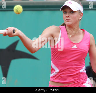 Le russe Anna Chakvetadze frappe un coup droit lors de son match contre l'autre quart de finale le russe Maria Sharapova à l'Open de France de Roland Garros à Paris le 5 juin 2007. Sharapova, le nombre 2, a vaincu Chakvetadze en deux sets 6-3, 6-4. (UPI Photo/ David Silpa) Banque D'Images