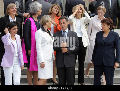 Le président français Nicolas Sarkozy (2R) pose pour une photo de famille avec certaines des femmes membres de son nouveau gouvernement corps à l'Elysée à Paris le 20 juin 2007, après leur première réunion du cabinet. De gauche à droite, première rangée : Ministre de la Justice Rachida Dati, le ministre de l'intérieur Michèle Alliot-Marie, de la santé, de la jeunesse et des Sports Ministre Roselyne Bachelot-Narquin ; rangée du haut : Junior Ministre des Solidarités Valérie LETARD, l'économie, des finances et de l'emploi Ministre Christine Lagarde, ministre de la Culture et de la Communication, Christine Albanel, de l'enseignement supérieur et de la Recherche, Valérie PECRESSE, ministre junior et M Banque D'Images