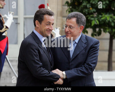 Le président français Nicolas Sarkozy (L) accueille le Premier ministre libanais Fouad Siniora à l'Elysée à Paris, le 26 juin 2007. (Photo d'UPI/Eco Clement) Banque D'Images