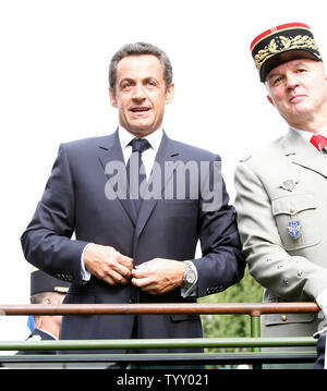 Le président français Nicolas Sarkozy (G), accompagné par un officier de l'armée, est à la tête de la annual Bastille Day parade le long de l'Avenue des Champs-Elysées à Paris le 14 juillet 2007. Pour la première fois, cette année, la parade comprenaient des représentants militaires de tous les 27 pays de l'Union européenne. (UPI Photo/ David Silpa) Banque D'Images