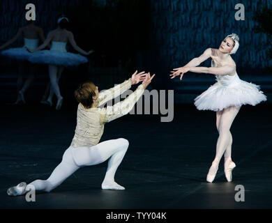 Danseurs de l'English National Ballet effectuer au cours d'une présentation spéciale de 'lac' wan au château de Versailles près de Paris le 25 juillet 2007. (Photo d'UPI/David Silpa) Banque D'Images