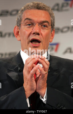 Le président du groupe PSA Peugeot Citroën Christian Streiff traite de journalistes au cours d'une conférence de presse à Paris, le 4 septembre 2007. PSA Peugeot Citroën, la deuxième-plus grand constructeur d'aujourd'hui, a déclaré qu'il envisage de doubler sa marge d'exploitation en trois ans et veut devenir le leader mondial de voitures écologiques. (Photo d'UPI/Eco Clement) Banque D'Images