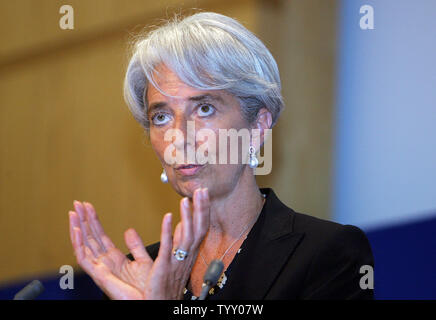 L'économie française et le ministre des Finances, Christine Lagarde parle au cours d'une conférence de presse pour dévoiler le budget 2008 du pays, à Paris, le 26 septembre 2007. Les deux ministres du président français Nicolas Sarkozy a dévoilé aujourd'hui le gouvernement de son premier budget depuis son entrée en fonction, avec des dépenses de l'Etat sous examen après que le premier ministre a averti que la France était en faillite. (Photo d'UPI/Eco Clement) Banque D'Images