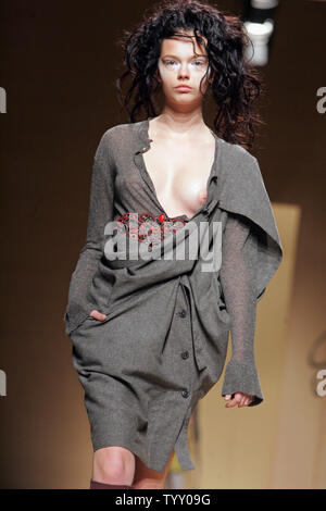 Un modèle porte une tenue par le créateur de mode britannique Vivienne Westwood lors de la présentation de sa collection printemps-été 2008 prêt-à-porter à Paris, le 1 octobre 2007. (Photo d'UPI/Eco Clement) Banque D'Images