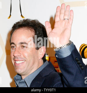 Comédien Jerry Seinfeld arrive à la première de 'Bee Movie' à Paris le 2 décembre 2007. (Photo d'UPI/David Silpa) Banque D'Images