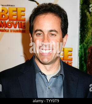 Comédien Jerry Seinfeld arrive à la première de 'Bee Movie' à Paris le 2 décembre 2007. (Photo d'UPI/David Silpa) Banque D'Images