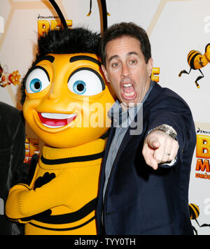 Comédien Jerry Seinfeld arrive à la première de 'Bee Movie' à Paris le 2 décembre 2007. (Photo d'UPI/David Silpa) Banque D'Images