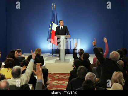 Le président français Nicolas Sarkozy, des gestes aussi il parle lors d'une conférence de presse à l'Elysée à Paris, le 8 janvier 2008.Sarkozy a déclaré que sa relation avec le chanteur italien et ancien modèle Carla Bruni était grave mais il s'est esquivé en donnant une date de mariage. (Photo d'UPI/Eco Clement) Banque D'Images