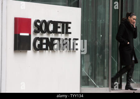 Une femme sort de groupe bancaire français Société Générale, siège à La Défense, près de Paris, le 24 janvier 2008. La deuxième plus grande banque de France a découvert un "7,14 milliards USD' exceptionnelle la fraude, tous les contrats à terme à un commerçant qui a ébranlé l'institution financière qui était déjà ébranlé par les pertes dans la crise des subprimes.(Photo UPI/Eco Clement) Banque D'Images