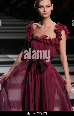 Un modèle porte une tenue par le couturier libanais Elie Saab à l'Automne-Hiver 2008/2009 prêt-à-porter de la Fashion Week de Paris, le 1 mars 2008. UPI (photo) Banque D'Images