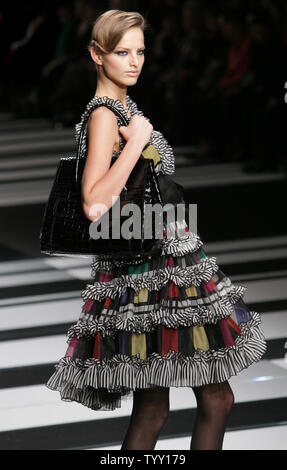 Un modèle porte une tenue par le couturier libanais Elie Saab à l'Automne-Hiver 2008/2009 prêt-à-porter de la Fashion Week de Paris, le 1 mars 2008. UPI (photo) Banque D'Images