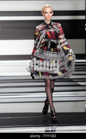 Un modèle porte une tenue par le couturier libanais Elie Saab à l'Automne-Hiver 2008/2009 prêt-à-porter de la Fashion Week de Paris, le 1 mars 2008. UPI (photo) Banque D'Images