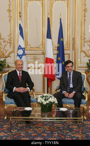 Le président israélien Shimon Peres (L) se réunit avec le Premier ministre français François Fillon au bureau du premier ministre à Paris, le 11 mars 2008. Peres, qui est en France pour une durée de cinq jours est le premier chef de l'Etat à effectuer une visite d'état depuis la France. (Photo d'UPI/Eco Clement) Banque D'Images