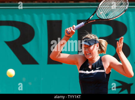 Le russe Maria Sharapova frappe un coup droit lors de son match avec la Russe Evgeniya Rodina à la France de Tennis à Paris le 28 mai 2008. Sharapova a survécu à une première ronde d'effrayer avec un 6-1, 3-6, 8-6 victoire. (UPI Photo/ David Silpa) Banque D'Images