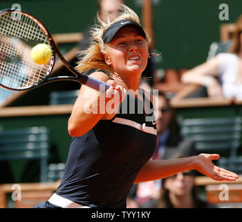 Le russe Maria Sharapova frappe un coup droit lors de son match avec la Russe Evgeniya Rodina à la France de Tennis à Paris le 28 mai 2008. Sharapova a survécu à une première ronde d'effrayer avec un 6-1, 3-6, 8-6 victoire. (UPI Photo/ David Silpa) Banque D'Images