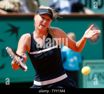 Le russe Maria Sharapova frappe un coup droit lors de son match avec la Russe Evgeniya Rodina à la France de Tennis à Paris le 28 mai 2008. Sharapova a survécu à une première ronde d'effrayer avec un 6-1, 3-6, 8-6 victoire. (UPI Photo/ David Silpa) Banque D'Images