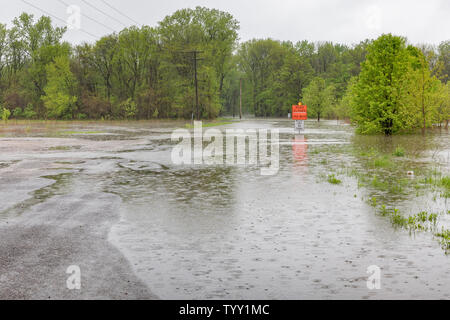 Les fortes pluies et les tempêtes ont débordé les rivières et les cours d'eau causant des panneaux d'avertissement fermé pour être installé à l'emplacement des routes inondées Banque D'Images