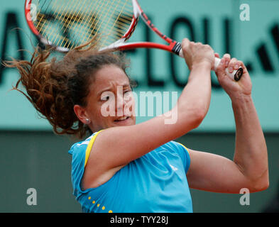 Patty Schnyder de la Suisse suit par après un tir pendant son quart de match avec Ana Ivanovic de la Serbie à la France de Tennis à Paris le 3 juin 2008. La deuxième favorite Ivanovic défait Schnyder en deux sets 6-3, 6-2. (UPI Photo/ David Silpa) Banque D'Images