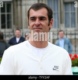 Ancien joueur de tennis Français Cédric Pioline arrive sur une cour d'Argile mis en place en face de l'Hôtel de Ville (City Hall) lors du lancement de l'exposition 'Roland Garros dans la ville" à Paris le 4 juin 2008. L'événement coïncide avec le tournoi de tennis français qui a lieu cette semaine à Paris. (UPI Photo/ David Silpa) Banque D'Images