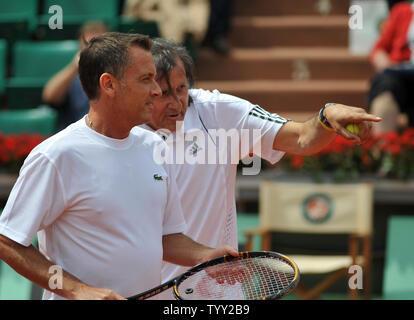 Le roumain Ilie Nastase (R) s'entretient avec le Suédois Mikael Pernsfors pendant plus de 45 ans leur match contre l'Américain John McEnroe et le Suédois Anders partenaires Darrys au tournoi de tennis français à Paris, le 5 juin 2008. (Photo d'UPI/Eco Clement) Banque D'Images