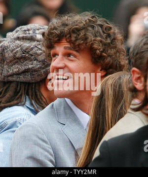 Ancien champion de France de Gustavo Kuerten cherche dans la foule avant le match de finale entre Rafael Nadal et Roger Federer de l'Espagne, de la Suisse à la France de Tennis à Paris le 8 juin 2008. La deuxième graine Nadal défait le haut-ensemencement Federer en 5 sets 6-1, 6-3, 6-0 de prendre son quatrième Open d'affilée. (UPI Photo/ David Silpa) Banque D'Images