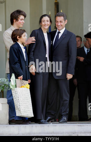 Le président français Nicolas Sarkozy (2L) dit adieu à French-Colombian libéré Ingrid Betancourt otage (2R) et les membres de sa famille sur les marches de l'Elysée à Paris 04 juillet 2008 après une cérémonie d'accueil. De gauche à droite sont : son fils Lorenzo Delloye et son neveu Stanislas. (Photo d'UPI/Eco Clement) Banque D'Images