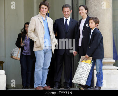 Le président français Nicolas Sarkozy (2L) dit adieu à French-Colombian libéré Ingrid Betancourt otage (2R) et les membres de sa famille sur les marches de l'Elysée à Paris 04 juillet 2008 après une cérémonie d'accueil. De gauche à droite sont : son fils Lorenzo Delloye et son neveu Stanislas. (Photo d'UPI/Eco Clement) Banque D'Images