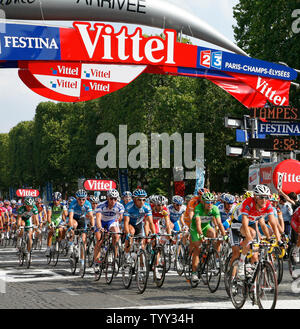 Les cavaliers font leur premier passage à travers la ligne d'arrivée le long de l'Avenue des Champs-Élysées lors de la dernière étape du Tour de France à Paris le 27 juillet 2008. L'Espagnol Carlos Sastre, précédemment été cinq fois top-ten de finition de la course, a remporté l'épreuve pour la première fois. (UPI Photo/ David Silpa) Banque D'Images