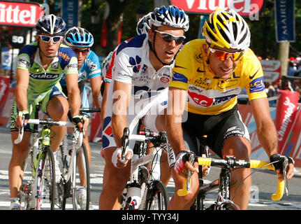 Carlos Sastre de l'Espagne (maillot jaune) conduit un paquet de riders le long de l'Avenue des Champs-Élysées lors de la dernière étape du Tour de France à Paris le 27 juillet 2008. Sastre, précédemment été cinq fois top-ten de finition de la course, a remporté l'épreuve pour la première fois. (UPI Photo/ David Silpa) Banque D'Images