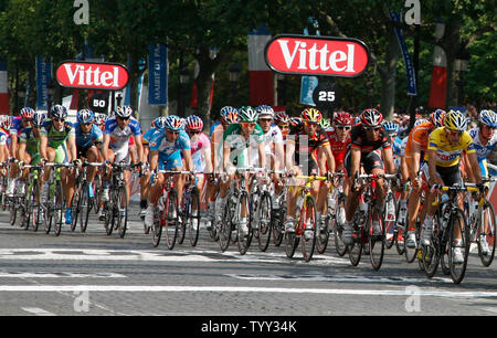 Carlos Sastre de l'Espagne (maillot jaune) conduit un paquet de riders le long de l'Avenue des Champs-Élysées lors de la dernière étape du Tour de France à Paris le 27 juillet 2008. Sastre, précédemment été cinq fois top-ten de finition de la course, a remporté l'épreuve pour la première fois. (UPI Photo/ David Silpa) Banque D'Images