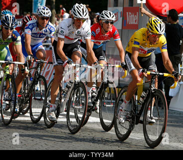 Carlos Sastre de l'Espagne (maillot jaune) conduit un paquet de riders le long de l'Avenue des Champs-Élysées lors de la dernière étape du Tour de France à Paris le 27 juillet 2008. Sastre, précédemment été cinq fois top-ten de finition de la course, a remporté l'épreuve pour la première fois. (UPI Photo/ David Silpa) Banque D'Images