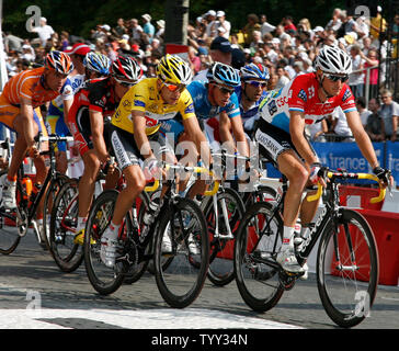 Carlos Sastre de l'Espagne (maillot jaune) est parmi un paquet de riders le long de l'Avenue des Champs-Élysées lors de la dernière étape du Tour de France à Paris le 27 juillet 2008. Sastre, précédemment été cinq fois top-ten de finition de la course, a remporté l'épreuve pour la première fois. (UPI Photo/ David Silpa) Banque D'Images