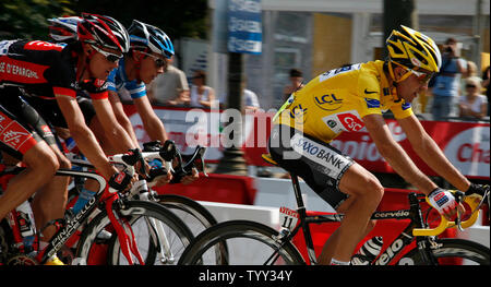 Carlos Sastre de l'Espagne (maillot jaune) mène les coureurs le long de l'Avenue des Champs-Élysées lors de la dernière étape du Tour de France à Paris le 27 juillet 2008. Sastre, précédemment été cinq fois top-ten de finition de la course, a remporté l'épreuve pour la première fois. (UPI Photo/ David Silpa) Banque D'Images