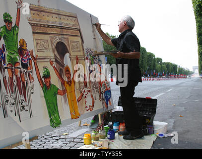 Un artiste peint une Tour de France hommage au long de l'Avenue des Champs-Elysées avant l'arrivée des coureurs pendant la dernière étape du Tour de France à Paris le 27 juillet 2008. Carlos Sastre de l'Espagne, déjà été cinq fois top-ten de finition de la course, a remporté l'épreuve pour la première fois. (UPI Photo/ David Silpa) Banque D'Images