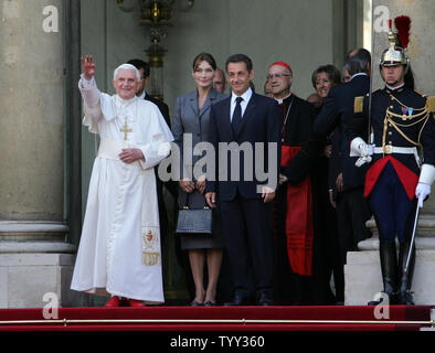 Le pape Benoît XVI vagues des marches de l'Elysée où le président français Nicolas Sarkozy (3R) et de son épouse Carla Bruni-Sarkozy (C) le saluer à Paris le 12 septembre 2008. Le pape est prévue pour passer deux jours à Paris avant de se rendre au pèlerinage de Lourdes. (Photo d'UPI/Eco Clement) Banque D'Images