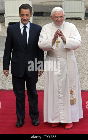 Le pape Benoît XVI de gestes tapis rouge disposées le long de la cour de l'Elysée où le président français Nicolas Sarkozy (L) sont venus pour l'accueillir à Paris le 12 septembre 2008. Le pape est prévue pour passer deux jours à Paris avant de se rendre au pèlerinage de Lourdes. (Photo d'UPI/Eco Clement) Banque D'Images