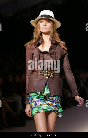 Colombian-né NOUS JOINDRE mode designer Esteban Cortazar présente sa collection haute couture Printemps-été 2009 pour Emanuel Ungaro à Paris, le 10 octobre 2008. (Photo d'UPI/Eco Clement) Banque D'Images