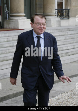 Le scientifique français Luc Montagnier arrive à l'Elysée après une rencontre avec le président français Nicolas Sarkozy à Paris le 8 octobre 2008. Le Dr Montagnier, avec le chercheur français Françoise Mme Barré-sinoussi, a récemment reçu une part du prix Nobel de Médecine 2008 pour la découverte du VIH, le virus qui cause le SIDA. L'autre part du prix a été attribué à l'Allemand médecin-chercheur, le Dr Harald zur Hausen pour sa découverte du HPV, ou le virus du papillome humain. (UPI Photo/ David Silpa) Banque D'Images