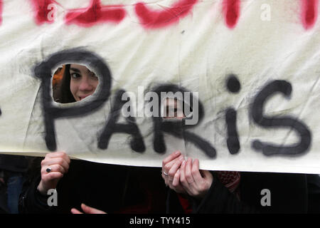 Les étudiants et les chercheurs de l'université française porter un habit de deuil comme ils rejouer la mort lente des études universitaires et de la recherche au cours d'une manifestation à Paris, le 26 février 2009 à Paris. Des milliers de personnes descendues dans les rues de la capitale pour manifester contre les réformes de l'éducation du gouvernement français. (Photo d'UPI/Eco Clement) Banque D'Images