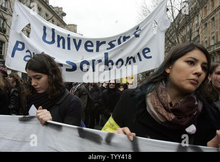 Les étudiants et les chercheurs de l'université française porter un habit de deuil comme ils rejouer la mort lente des études universitaires et de la recherche au cours d'une manifestation à Paris, le 26 février 2009 à Paris. Des milliers de personnes descendues dans les rues de la capitale pour manifester contre les réformes de l'éducation du gouvernement français. (Photo d'UPI/Eco Clement) Banque D'Images