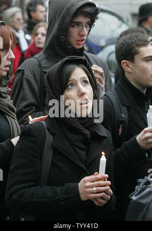 Les étudiants et les chercheurs de l'université française porter un habit de deuil comme ils rejouer la mort lente des études universitaires et de la recherche au cours d'une manifestation à Paris, le 26 février 2009 à Paris. Des milliers de personnes descendues dans les rues de la capitale pour manifester contre les réformes de l'éducation du gouvernement français. (Photo d'UPI/Eco Clement) Banque D'Images